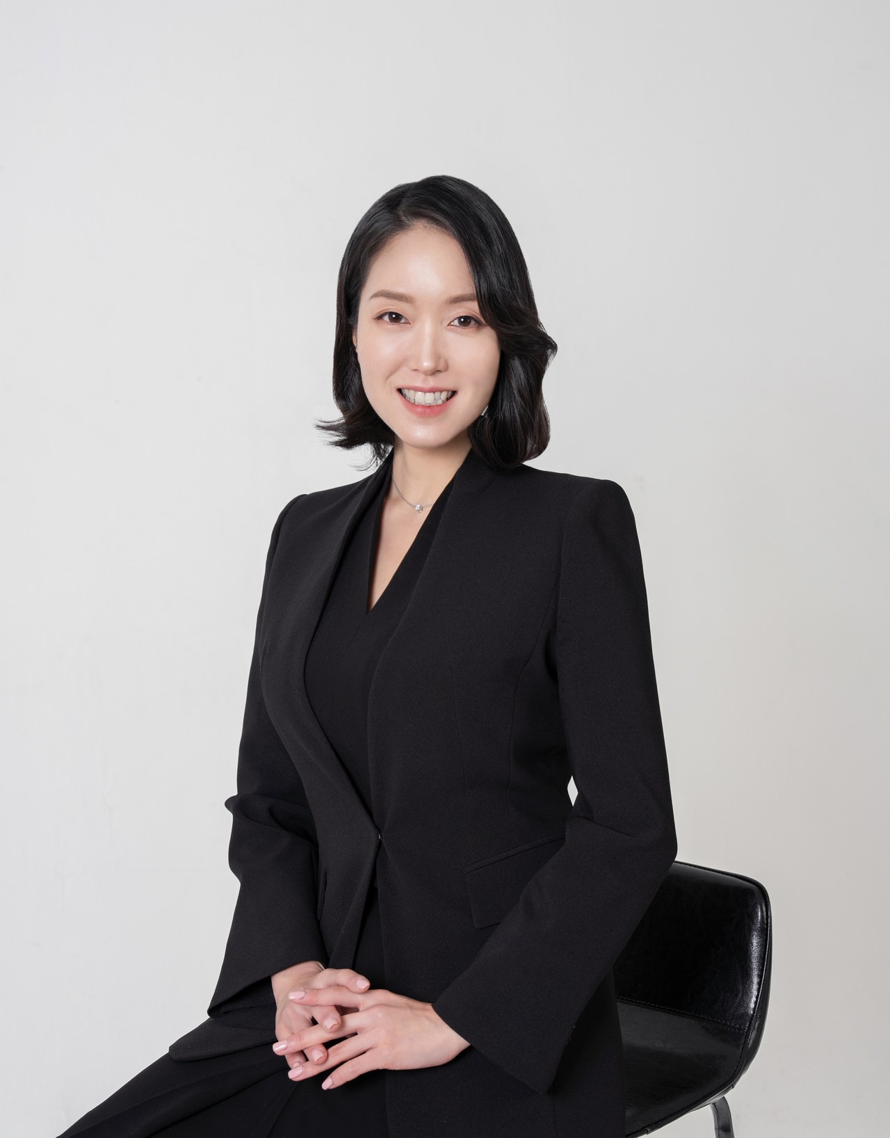 <p style="background-color: rgba(34, 34, 34, 0.15);padding:15px; "><span style="font-size: 30px;color:white;text-align:left;">Bang Sae-bom</span><span style="font-size: 18px;color:rgba(255, 255, 255, 0.75);text-align:left;">  Lawyer</span></span></p>