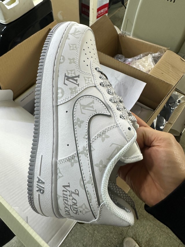 Louis Vuitton X Nike Air Force 1 한정판 스니커즈 야광 커스텀 운동화 DR9868-200 photo review