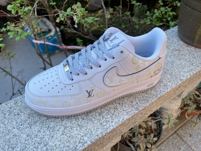 Louis Vuitton X Nike Air Force 1 한정판 스니커즈 야광 커스텀 운동화 DR9868-200 photo review