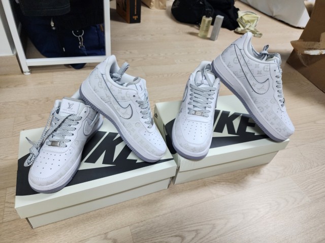 Louis Vuitton X Nike Air Force 1 한정판 스니커즈 야광 커스텀 운동화 DR9868-200 photo review