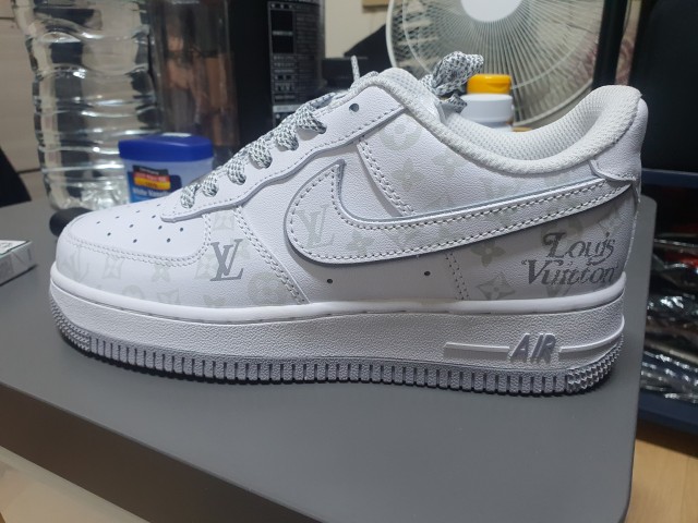 Louis Vuitton X Nike Air Force 1 한정판 스니커즈 야광 커스텀 운동화 DR9868-200 photo review