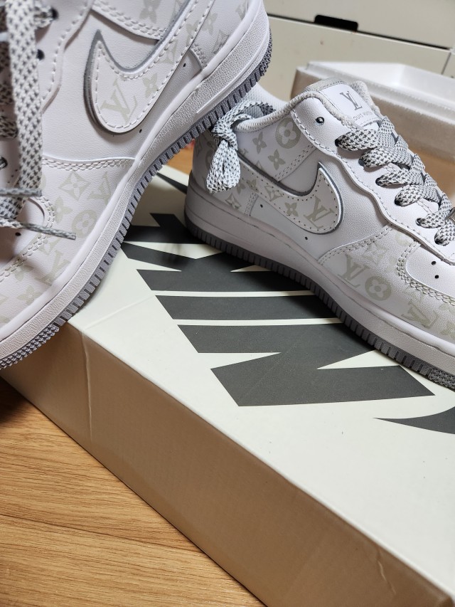 Louis Vuitton X Nike Air Force 1 한정판 스니커즈 야광 커스텀 운동화 DR9868-200 photo review