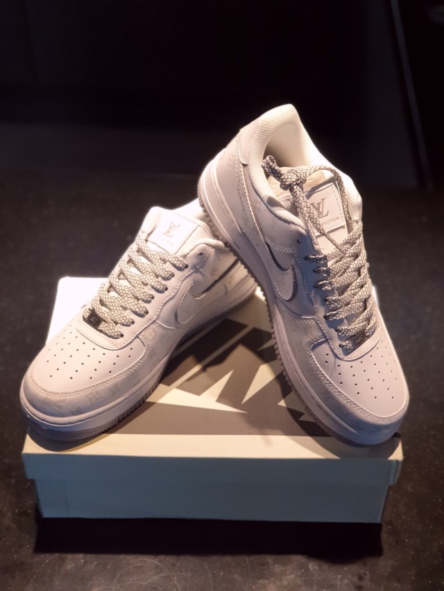 Louis Vuitton X Nike Air Force 1 한정판 스니커즈 야광 커스텀 운동화 DR9868-200 photo review