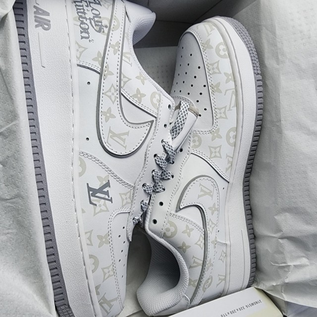 Louis Vuitton X Nike Air Force 1 한정판 스니커즈 야광 커스텀 운동화 DR9868-200 photo review