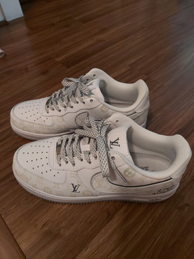 Louis Vuitton X Nike Air Force 1 한정판 스니커즈 야광 커스텀 운동화 DR9868-200 photo review