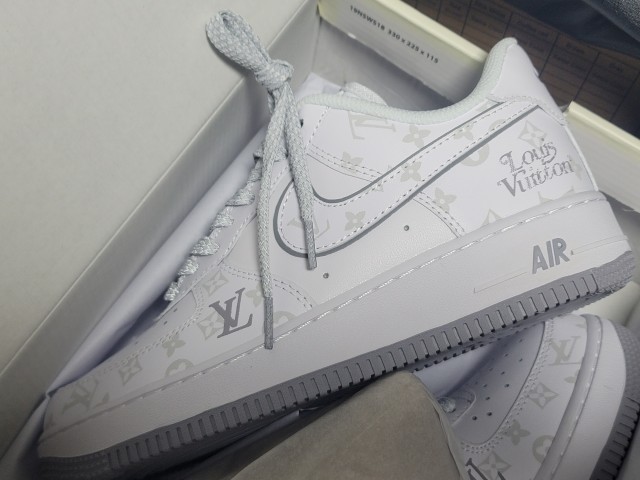 Louis Vuitton X Nike Air Force 1 한정판 스니커즈 야광 커스텀 운동화 DR9868-200 photo review