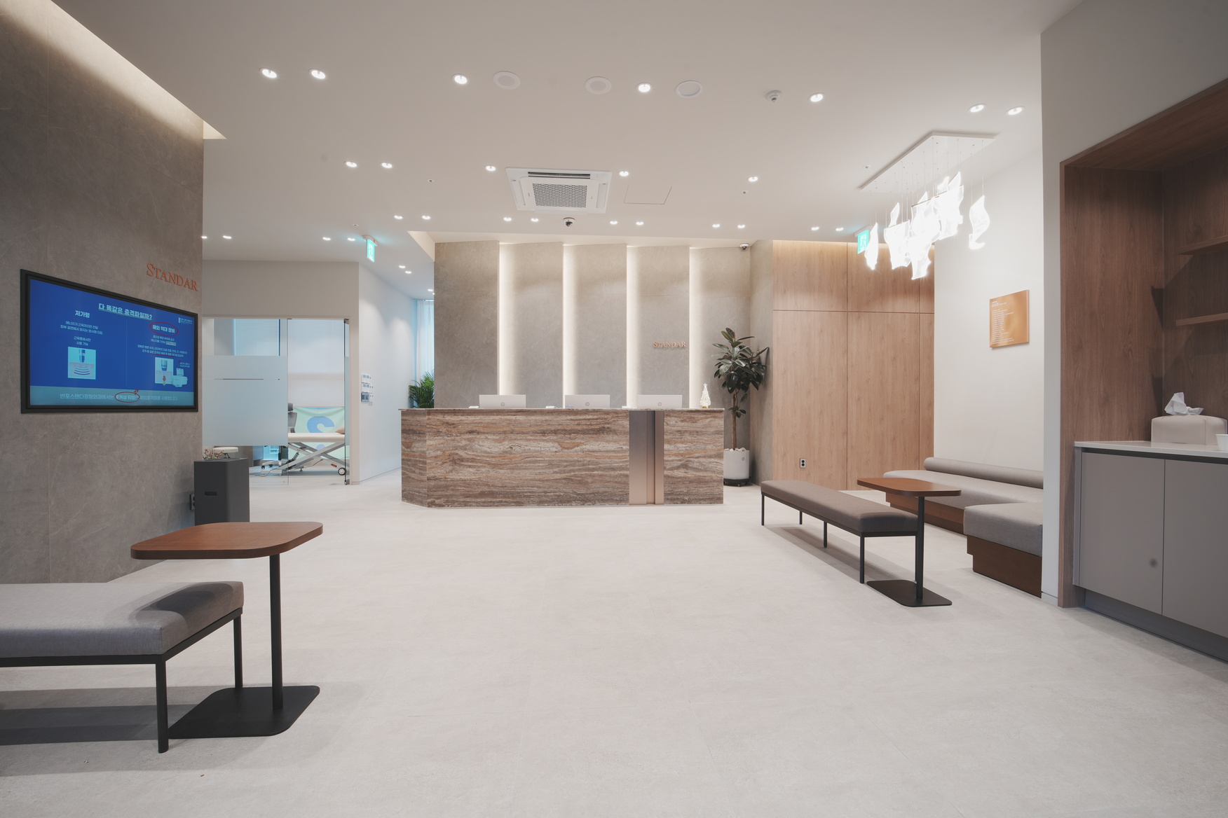 Banpo Standar Orthopedics reception and waiting area