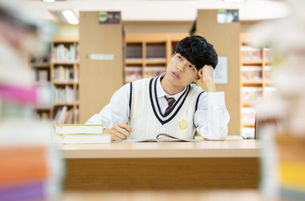 앉아는 있지만 그저 멍하니 시간만 허비하고 있는 자녀 모습