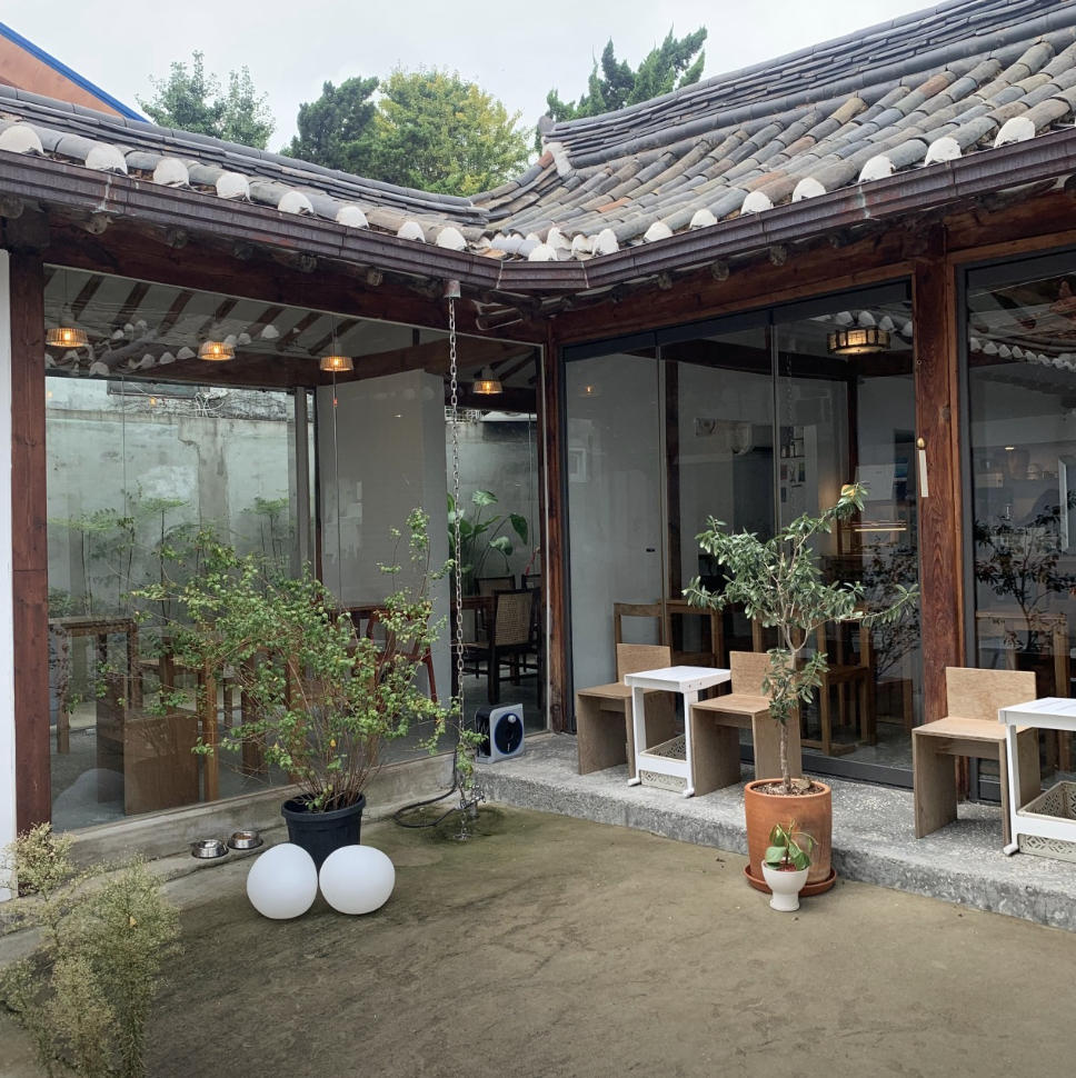 <p style="text-align:left; font-size:16px; margin-top:26px;">혜화<br><span style="color:#666;">기와집 컨셉의 나들이 기분 나는 카페 - 디터틀</span></p>