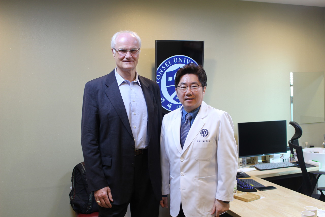 체외충격파 기기 개발자 Pavel Novak 박사(왼)와 원장(우)