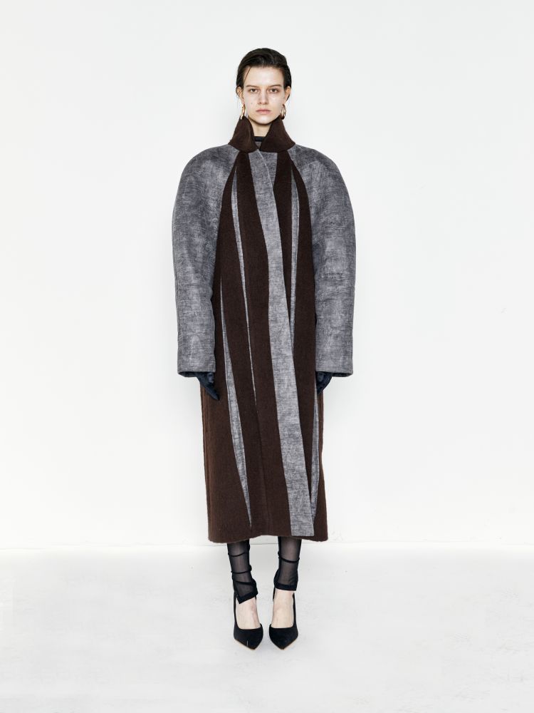 Raglan Sleeve Slashed Tucking Coat (2023 F/W NewYork Collection) :  HEEYONGHeE 희용희