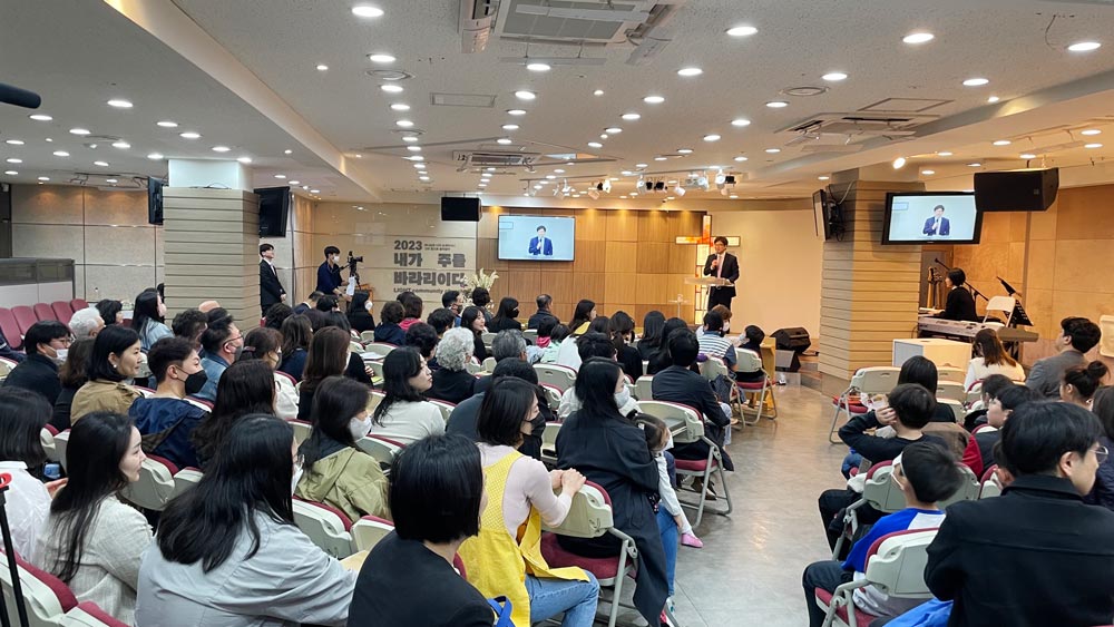 <h6 style="line-height: 1;"><strong><span style="font-size: 18px; color: rgb(255, 255, 255);">예배안내</span></strong></h6>