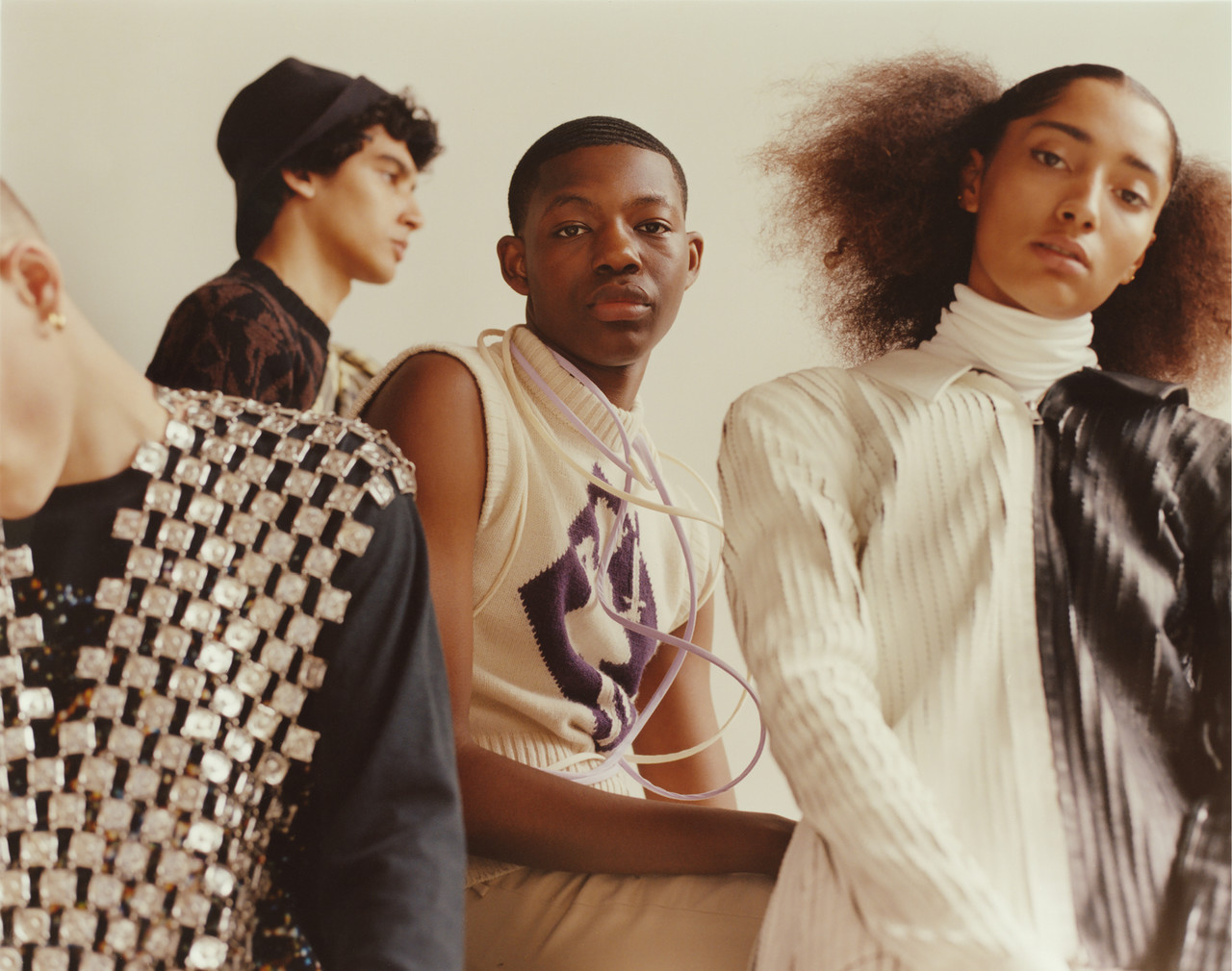 STEFAN COOKE With a master's degree from Central Saint Martin, designer Stephen Cook and his partner Jake Burt founded the brand STEFAN COOKE with the desire to express Britain's traditional design heritage with a modern touch. Entering the fashion world by working with Walter Van Beyrendonck, Craig Green, and John Galliano, STEFAN COOKE drew attention by winning the 2018 H&M Design Awards and the 2017 L'Oreal Professional Creative Awards. While designer STEFAN COOKE directs the themes of the textile transformation and overall collection, Jake Burt has elevated the brand to innovative high-end brands with elaborate silhouettes and attractive tailoring designs. Here's a look at the collection of STEFAN COOKE, which adds a fresh and bold twist to its classic wool sweater, turtleneck, cotton pants, and coat with argyll and check patterns.