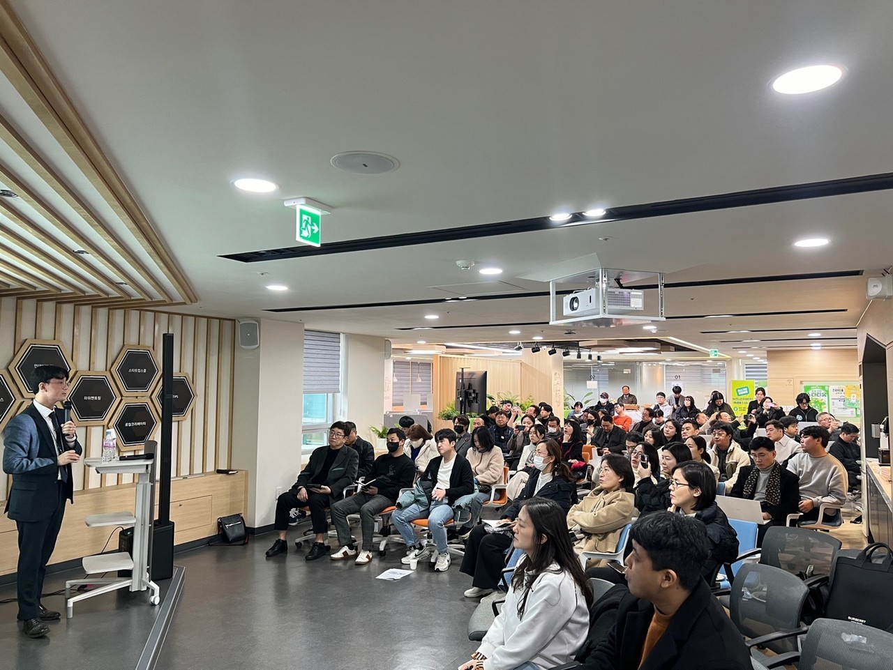 <p style="padding-top: 12px; color:#828282; font-weight: 700; font-size: 15px;">조대표의 사업계획서 세미나 현장</p>