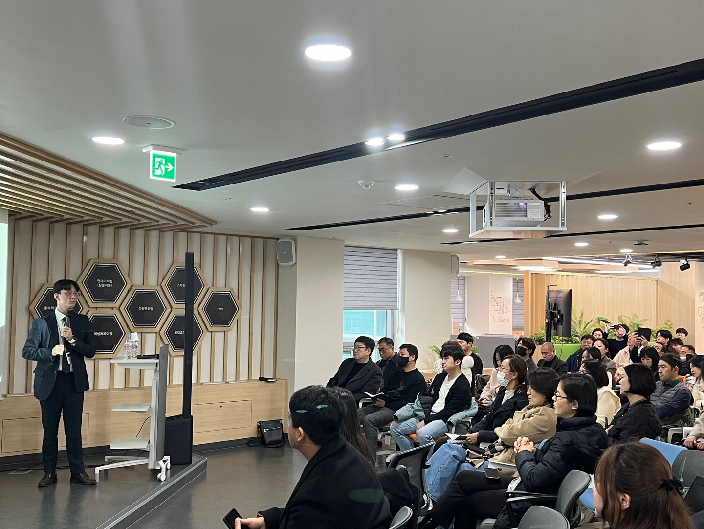 <p style="padding-top:10px; color:#828282; font-size: 13px; font-weight:600;">조대표의 사업계획서 세미나 현장</p>