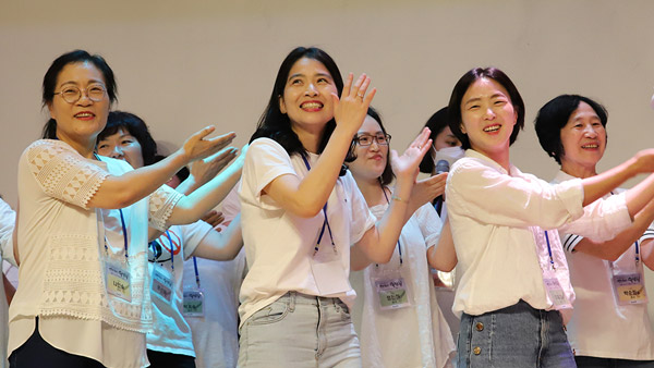 <h6 style="line-height: 1;"><strong><span style="font-size: 18px; color: rgb(255, 255, 255);">새가족안내</span></strong></h6>