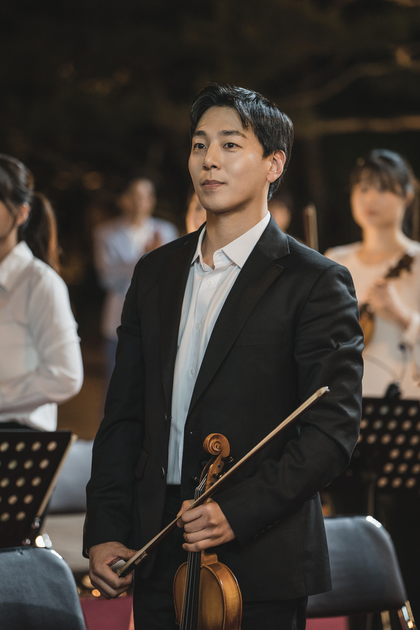 [뉴스] '마에스트라' 배우 한진희, 열정 넘치는 바이올리니스트 : simstory
