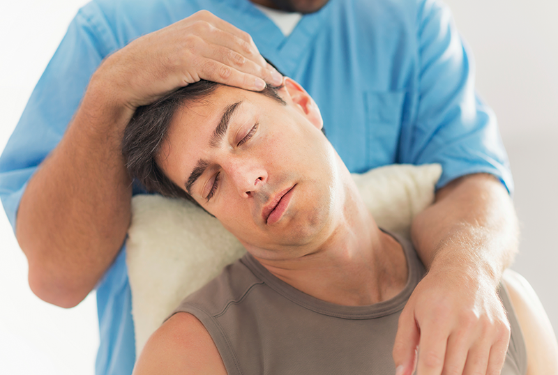 경추압박검사를 진행하고 있는 사진