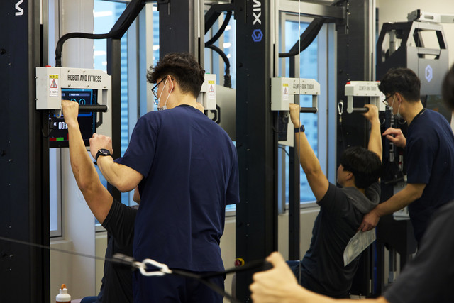 <span style="background-color: #f4f4f4;display:block;padding:14px 0;"><b>도수치료·스포츠 재활</b></span>