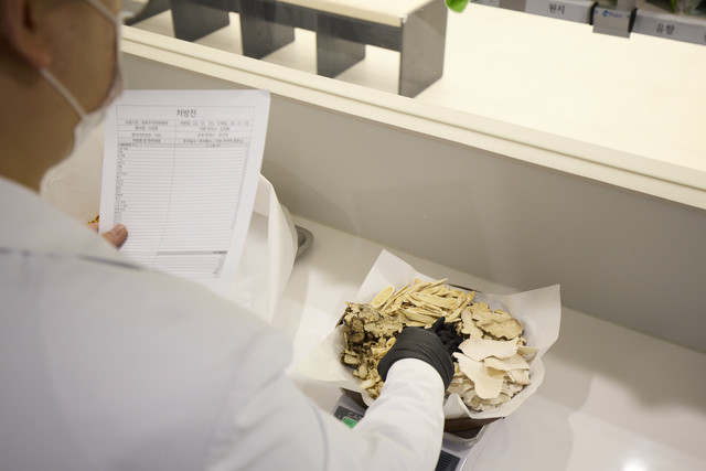 <span style="background-color: #f4f4f4;display:block;padding:14px 0;"><b>맞춤 한약</b></span>