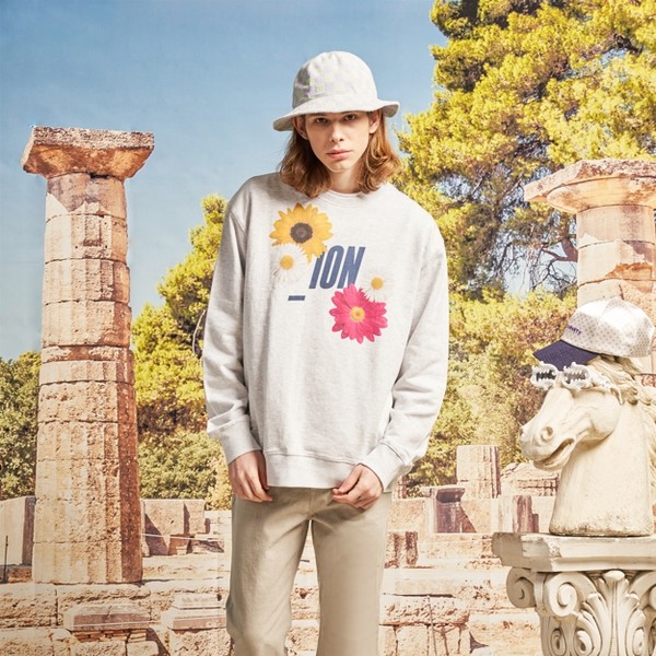 スウェット・トレーナー IONSEOUL Four Flower Printing Sweatshirt 아이온 플라워 프린팅 맨투맨