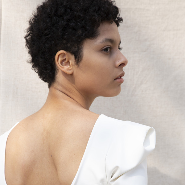 Shoulder deatiled top_off-white : 플라주 (PLAGE)