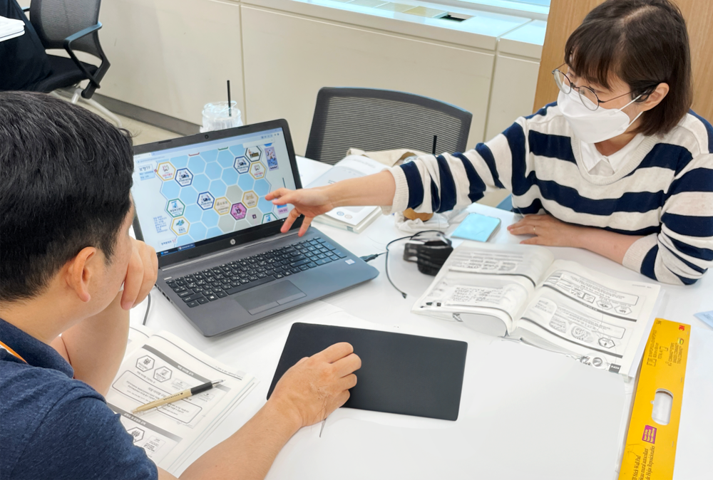 헥사그램 진단 화면을 보며 코칭하는 장면