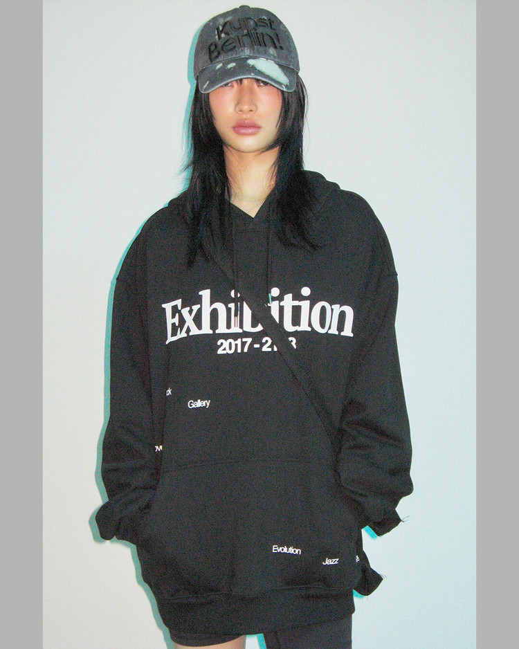 EXHIBITION GRAPHIC HOODIE (BLACK) : THE MUSEUM VISITOR