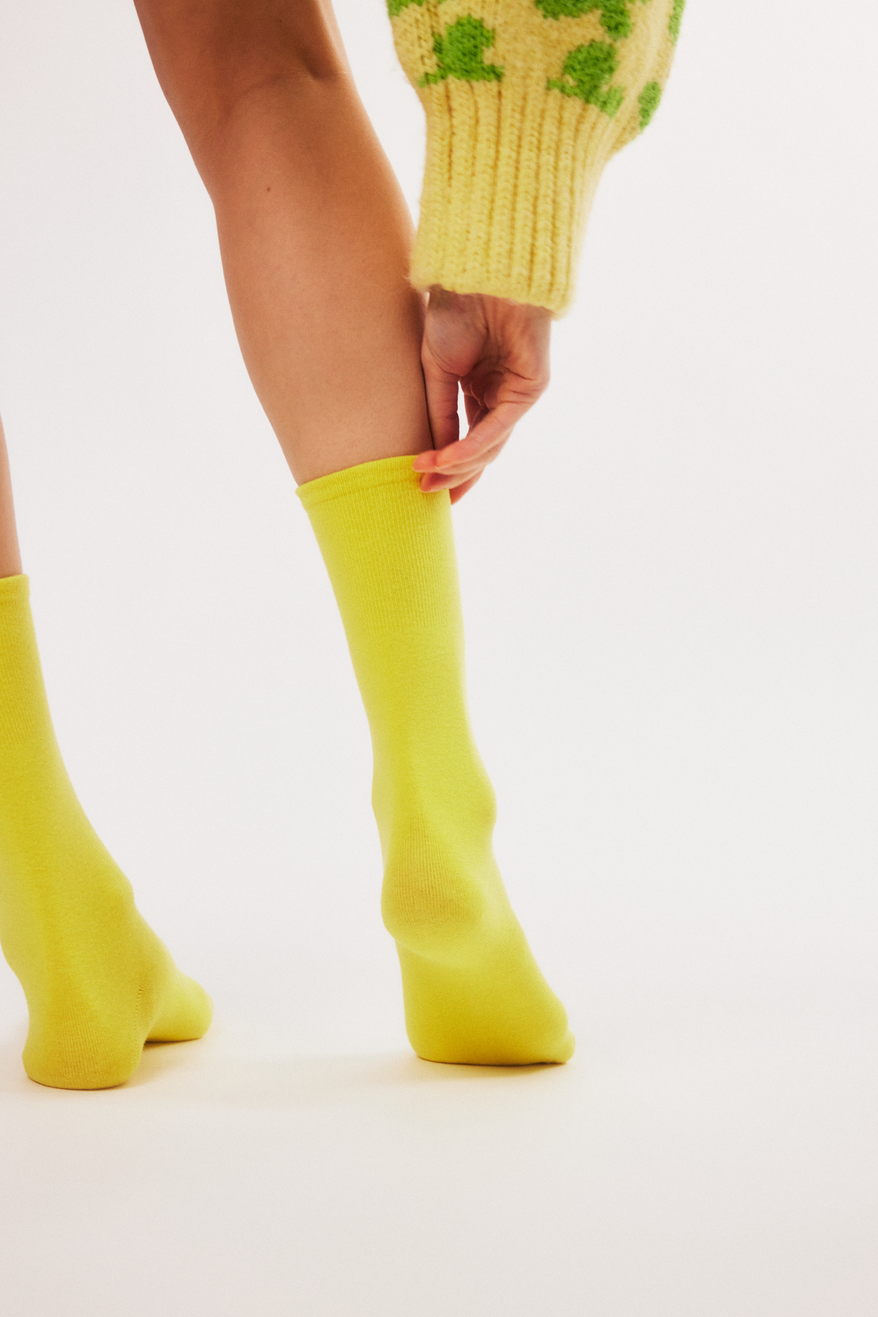 <p style="text-align:right; font-size:18px; margin-top:18px;margin-right:18px;"><span style="color:#666;">Light Yellow Socks<br><span style="color:#666;">Shop→</span></p>