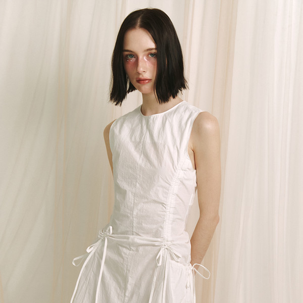 MEENDERI] SHIRRING RIBBON SLIT DRESS - WHITE