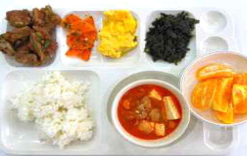두부찌개와 밥, 반찬으로 차려진 한식 저녁 식사
