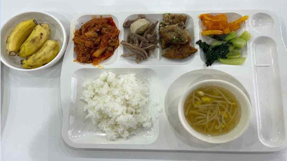 국과 밥, 여러 반찬으로 차려진 EEC 한식 저녁 식사
