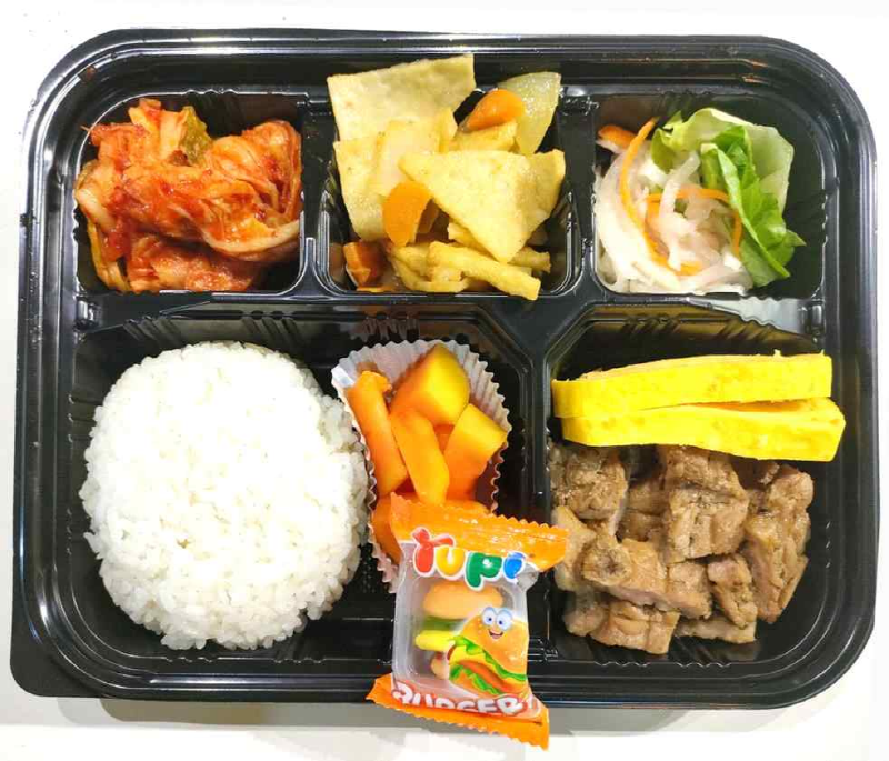 밥과 김치, 계란말이와 고기 반찬으로 구성된 EEC 한식 점심 도시락