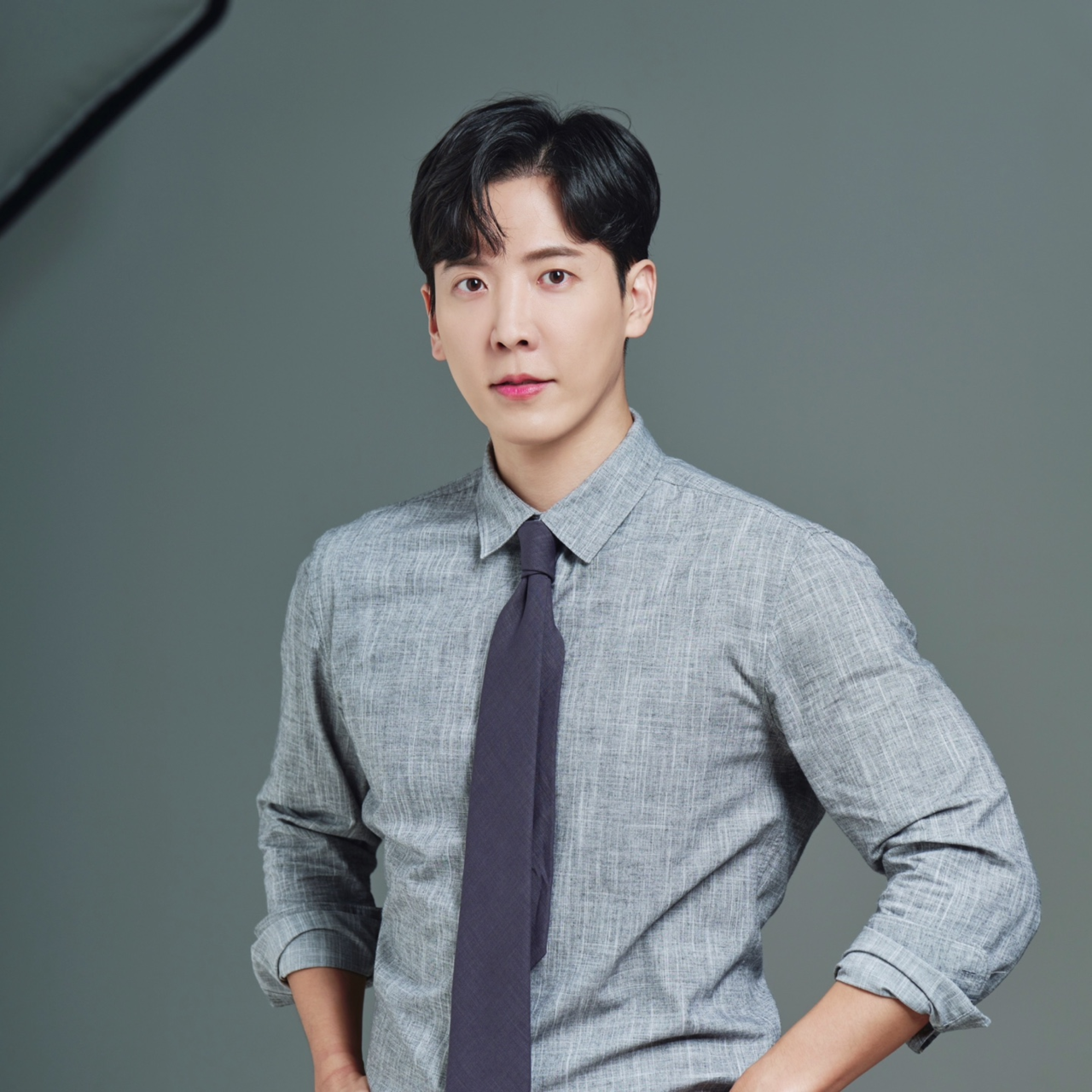 <p style="text-align: center; line-height: 1.5;"><span style="color: rgb(255, 255, 255);"><strong><span style="font-size: 20px;">MBC 아나운서</span></strong></span></p>  <p style="text-align: center; line-height: 1.5;"><span style="color: rgb(255, 255, 255);">김준상님</span></p>