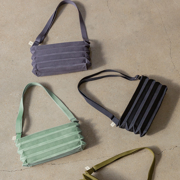 PLEATS MAMA 正規品関税込み NEW SACOCHE BAG CHARCOAL New Sacoche Bag Charcoal : PLEATSMAMA: Sustainable Knit