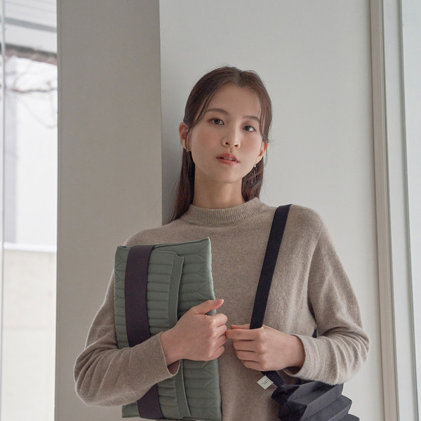 New Sacoche Bag Black : PLEATSMAMA: Sustainable Knit Pleats Bag