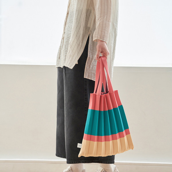 大人気【PLEATSMAMA】Knit Pleats Grid Tote Bag (5 色) Tote Bag Deep Green : PLEATSMAMA: Sustainable Knit Pleats Bag