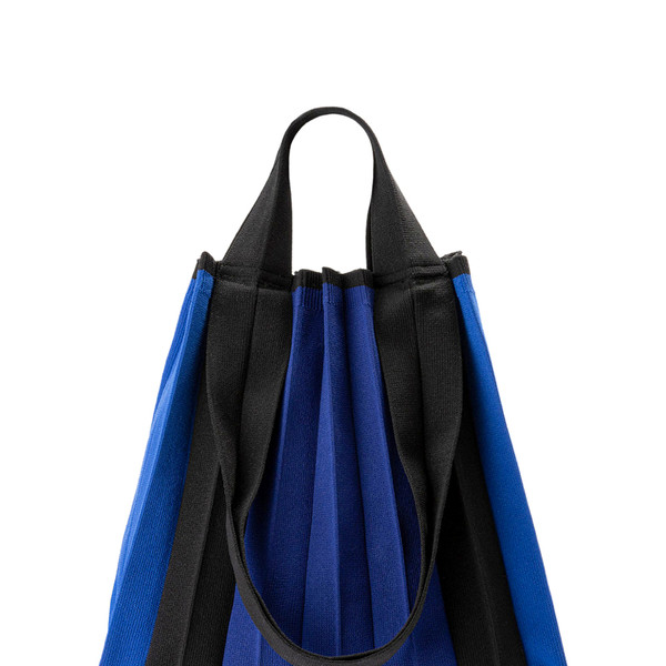 大人気【PLEATSMAMA】Knit Pleats Two-Way Shopper Bag (5 色) PLEATSMAMA: Sustainable Knit Pleats Bag