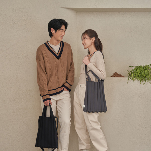 Hardshell Bag Charcoal : PLEATSMAMA: Sustainable Knit Pleats Bag