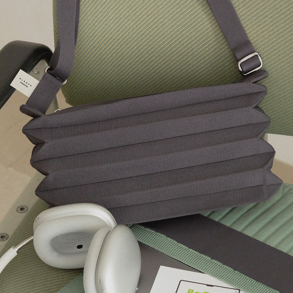 PLEATS MAMA 正規品関税込み NEW SACOCHE BAG SAGE New Sacoche Bag Sage : PLEATSMAMA: Sustainable Knit Pleats Bag
