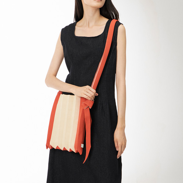 PLEATS MAMA 正規品関税込み NEW CROSS BAG ORANGE New Cross Bag Orange : PLEATSMAMA: Sustainable Knit Pleats Bag