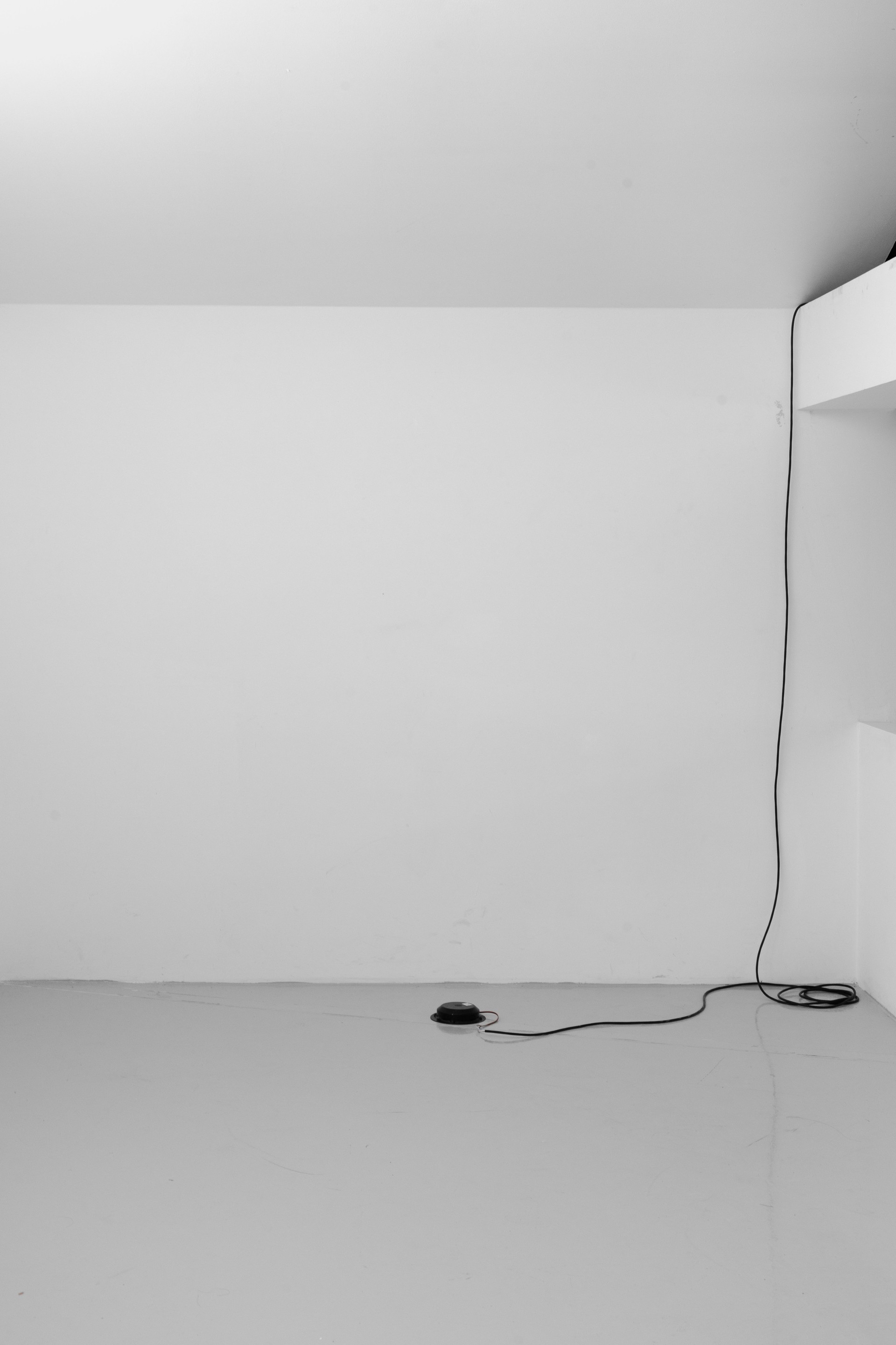 Hall moment, 2023, 합판에 진동스피커 및 앰프, 5x361.6x664cm, 19:52