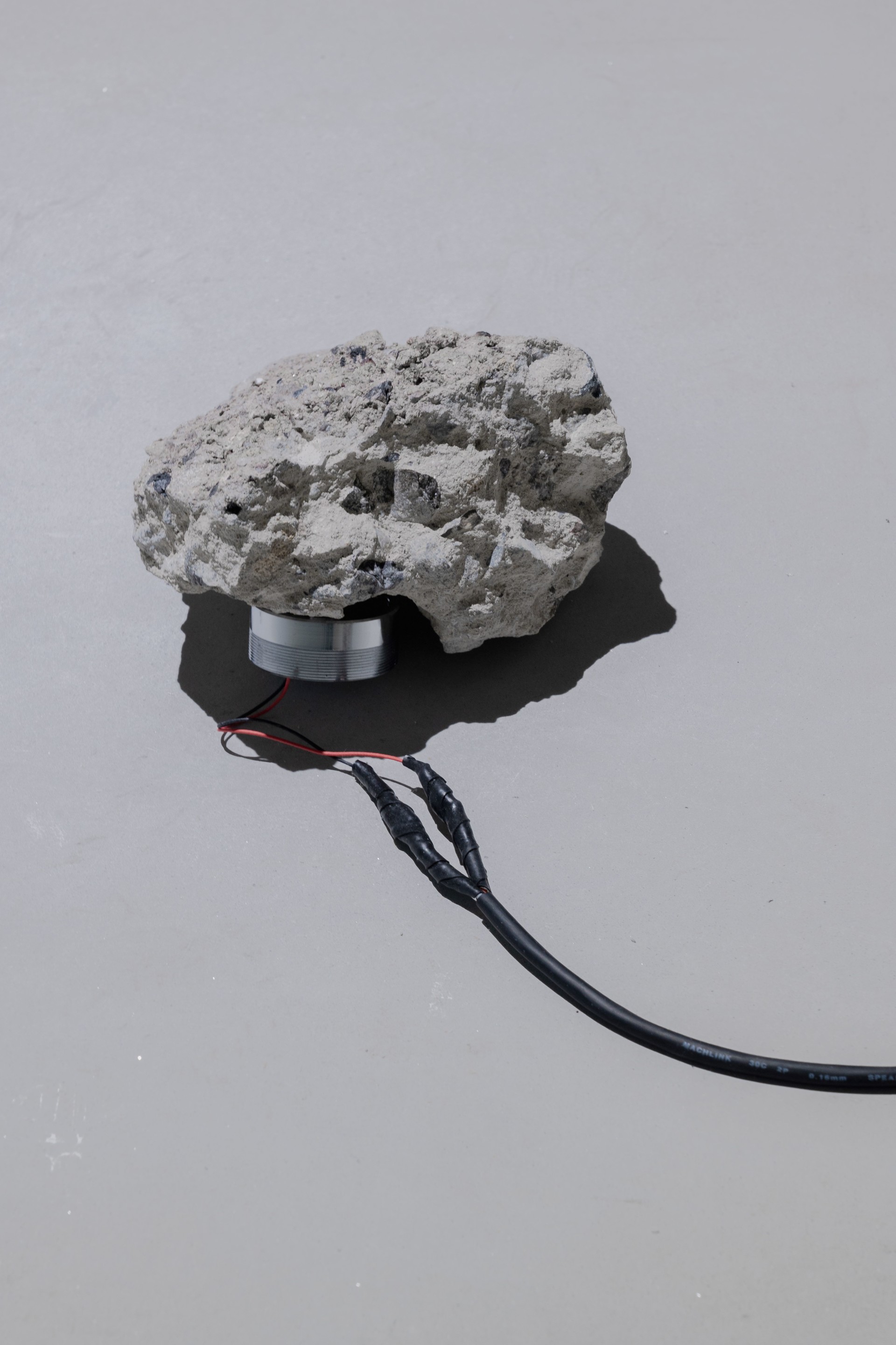 Saw generator, 2023, 콘크리트에 진동스피커 및 앰프, 가변 크기, 5:58