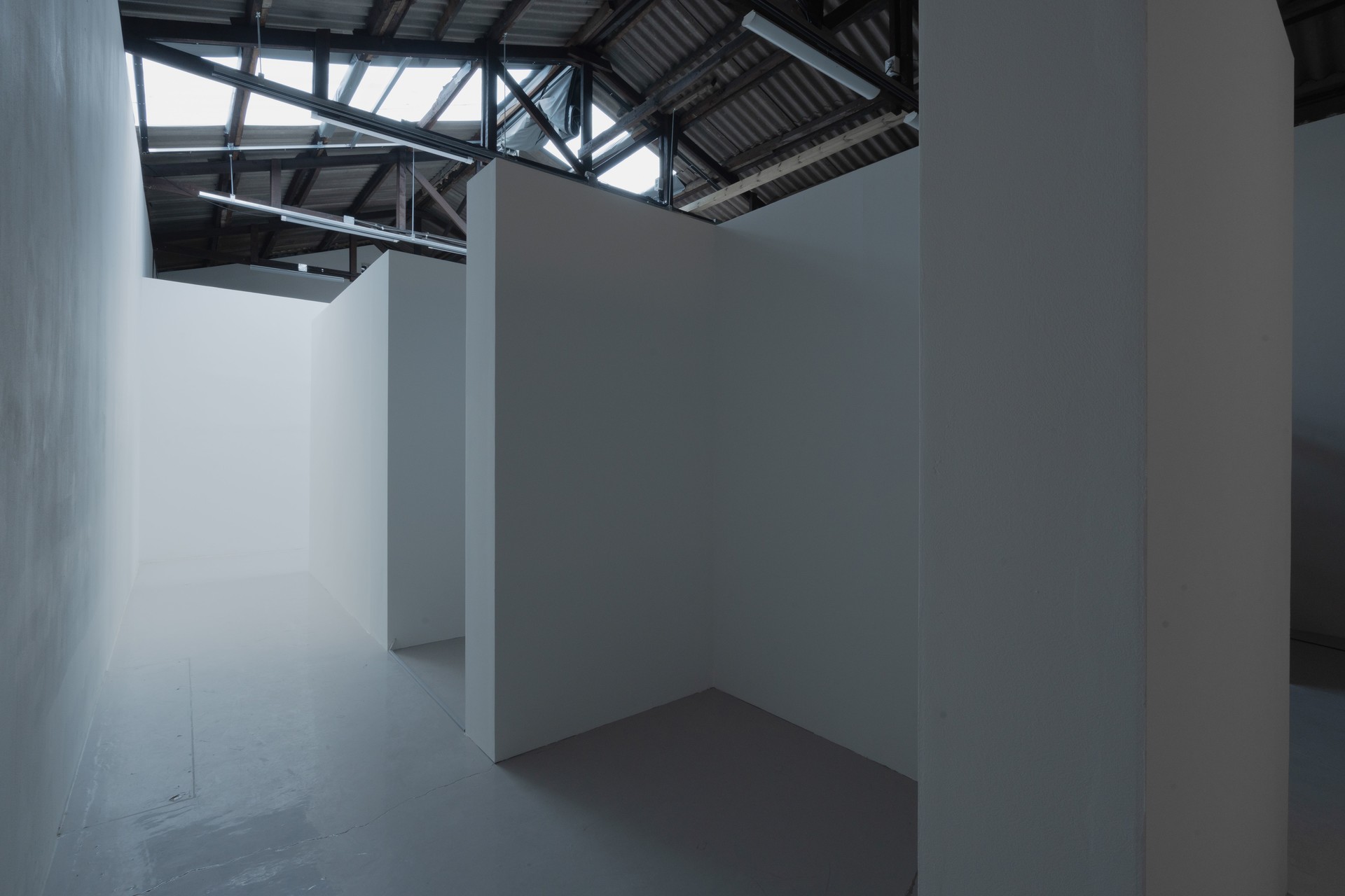 구획2: blurry walk, 2023, 벽 안에 스피커 및 앰프, 238.4x242.2x121.1cm, 16:46