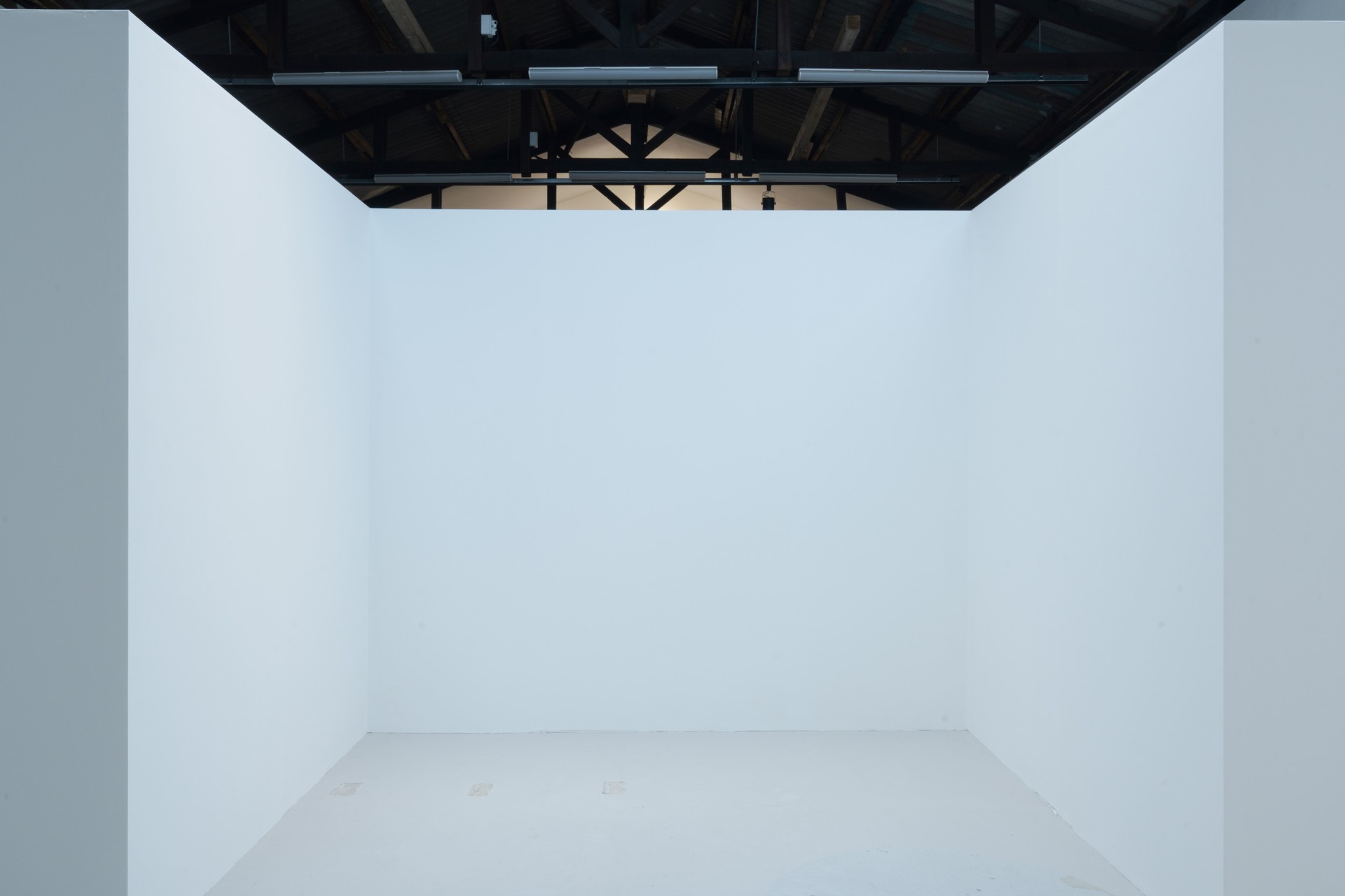 구획1: blurry walk, 2023, 벽 안에 스피커 및 앰프, 238.4x242.2x121.1cm, 16:46