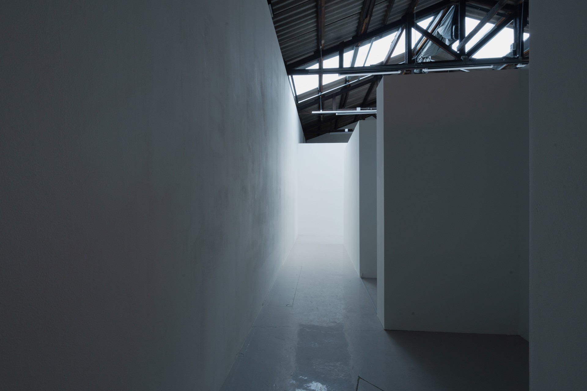 Hall ambience, 2023, 합판에 진동 스피커 및 앰프, 287.5x214.7x5cm, 19:52