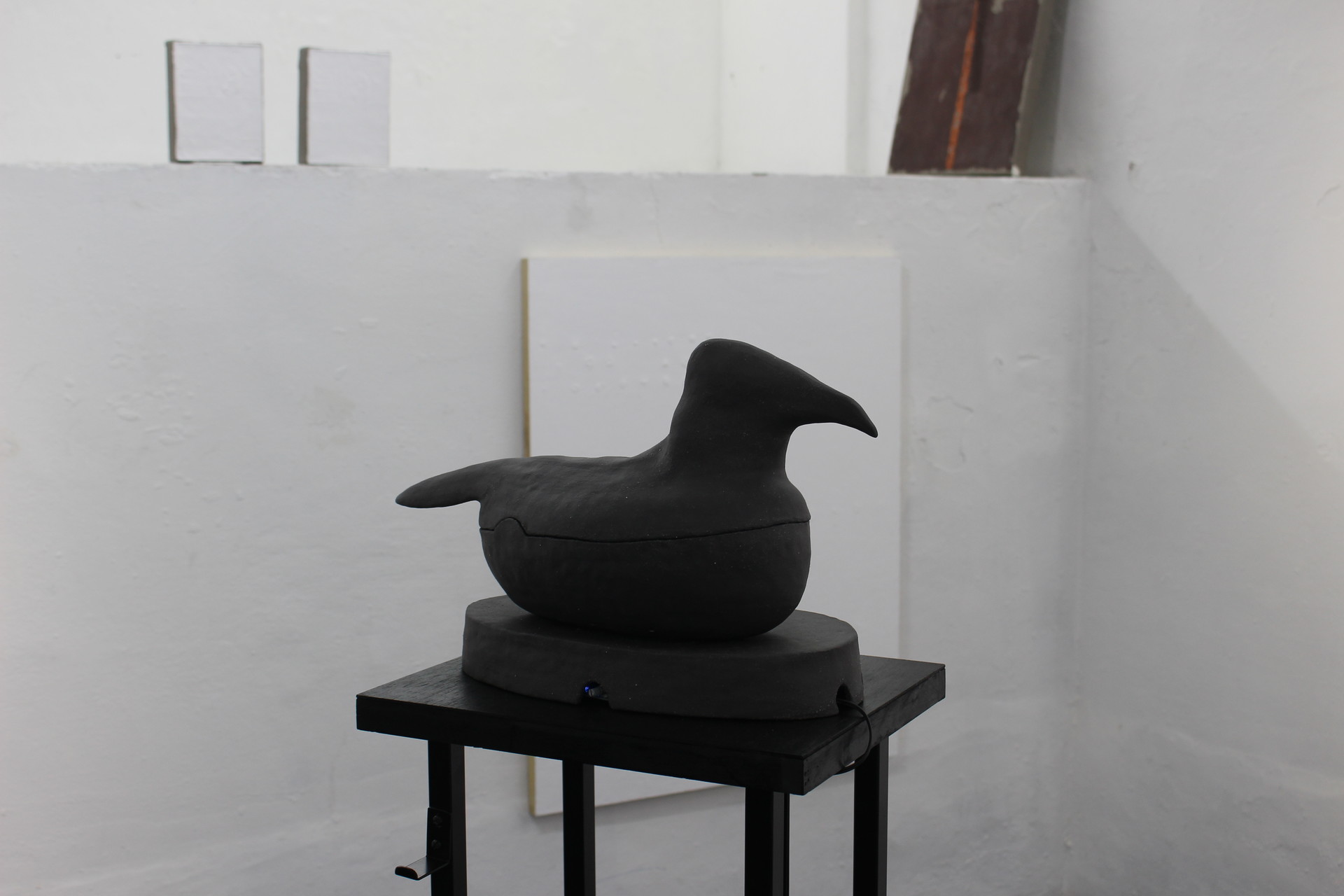 김나빈 & 서민우, Daw got the smooth feathers, 2023, 도자, 스피커, 앰프, 21 x 34 x 20cm, 6'56