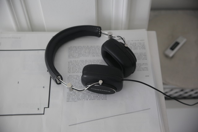 여행객 H, 2021, 헤드폰, mp3플레이어, 가변 크기, 1’10
