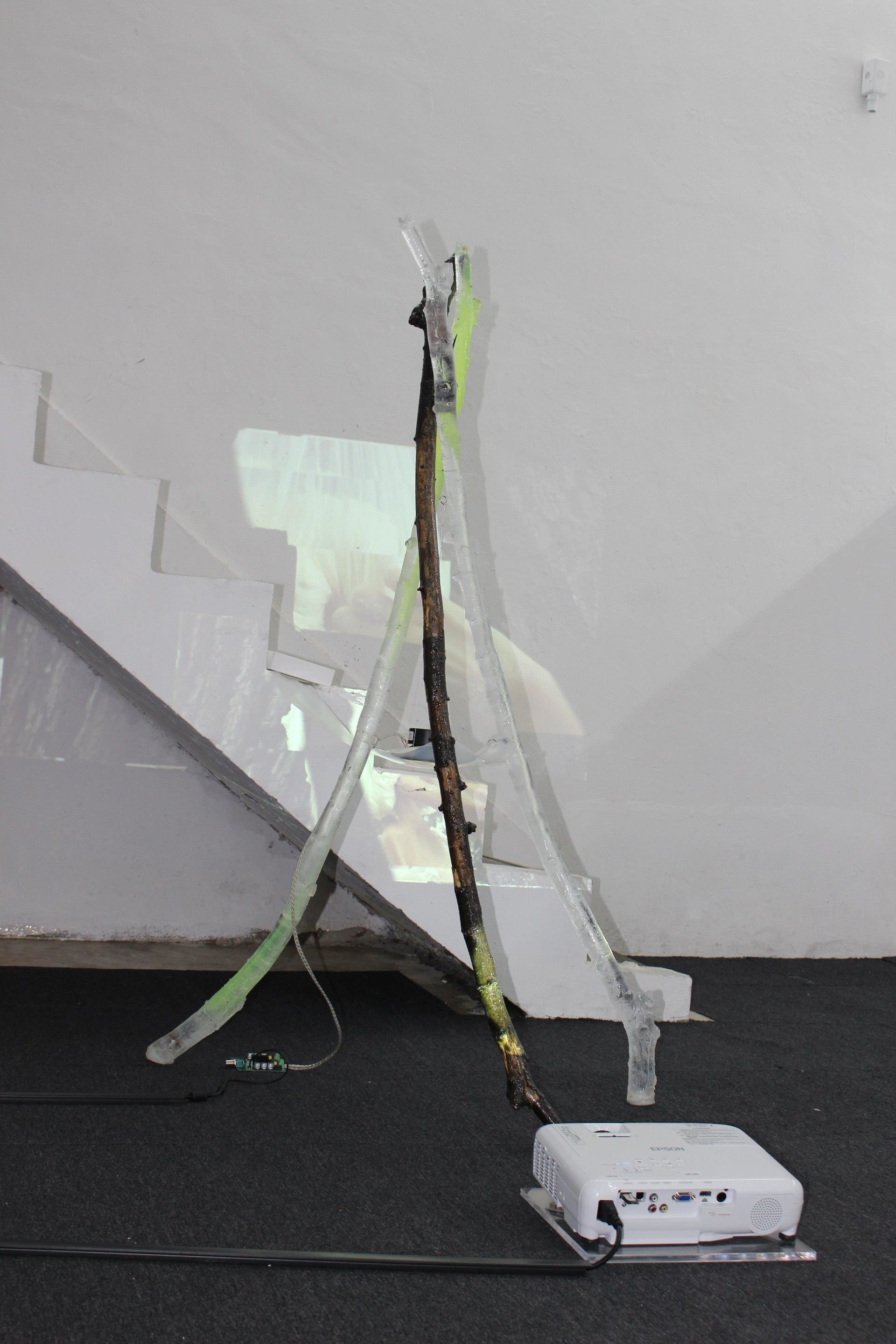 구나혜 & 소재희 & 서민우, heel hiil h'll, 2023, 레진, 형광안료, 나무막대, 자석, 나사, 실리콘, 석고, 단체널비디오(4'32), 스피커, 앰프, 사운드(3'33), 가변설치
