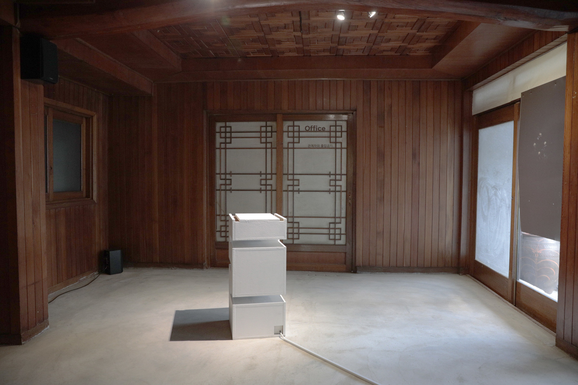 열차 80-00, 2021, MDF합판에 도색, 스피커, 앰프, 770x365x310mm, 5'05"